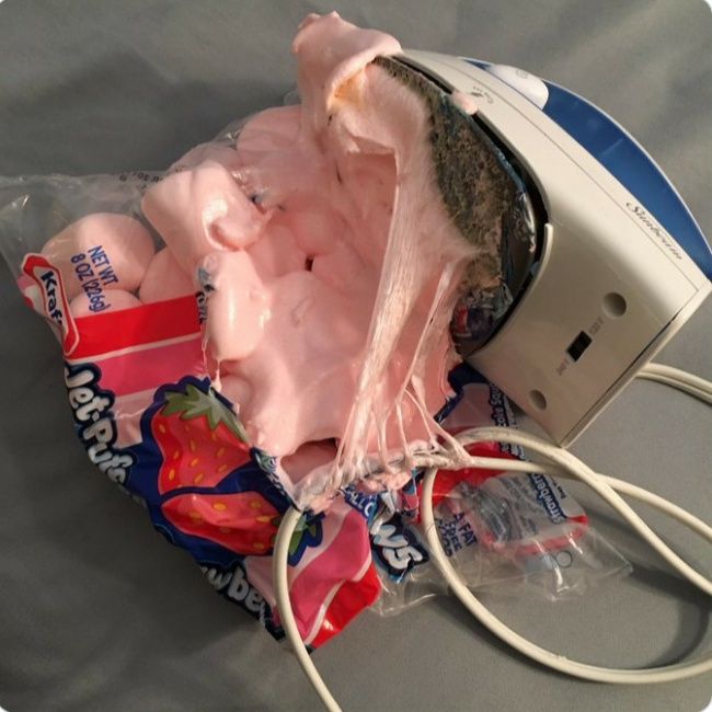 Momen apes saat menyetrika Berbagai sumber