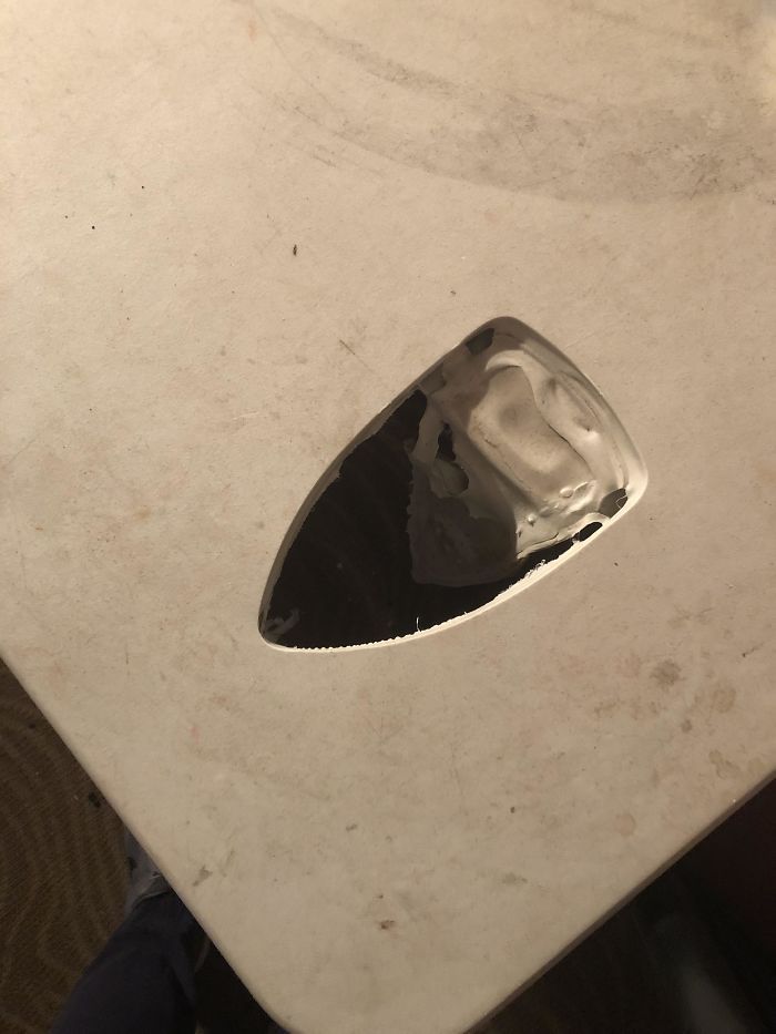 Momen apes saat menyetrika Berbagai sumber