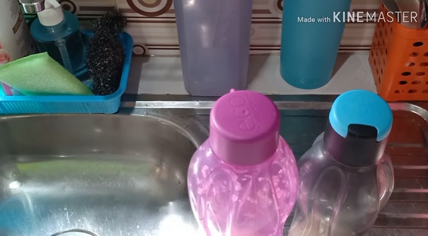 Cara mencuci botol minum tanpa disikat, jadi kinclong seperti baru