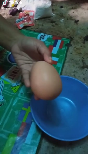 Antimainstream, telur ayam ukuran jumbo ini isinya bikin heran