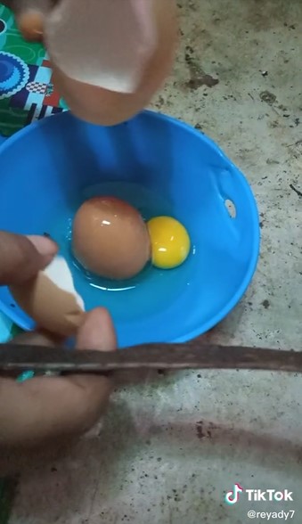 Antimainstream, telur ayam ukuran jumbo ini isinya bikin heran