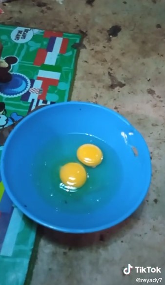 Antimainstream, telur ayam ukuran jumbo ini isinya bikin heran