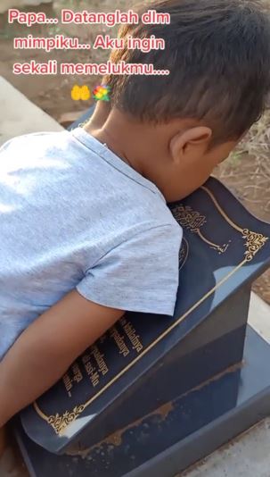 Kisah haru balita cium nisan sang ayah TikTok