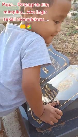 Kisah haru balita cium nisan sang ayah TikTok