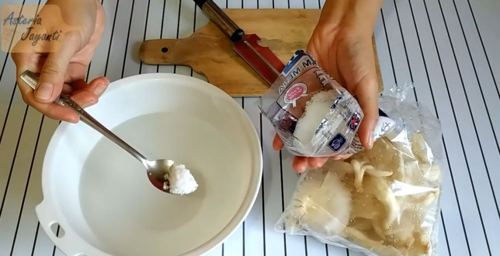 Jangan sampai salah, ini 5 cara bersihkan jamur tiram agar tidak bau