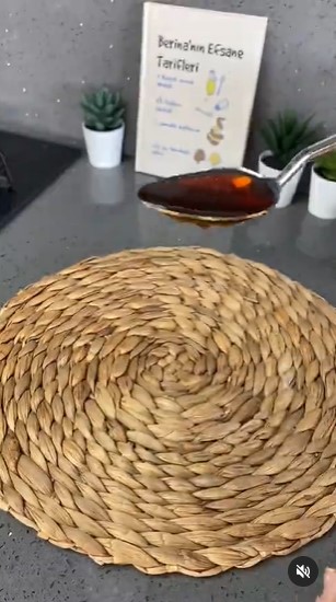 Trik menuang madu agar tidak lengket dan tersisa di sendok