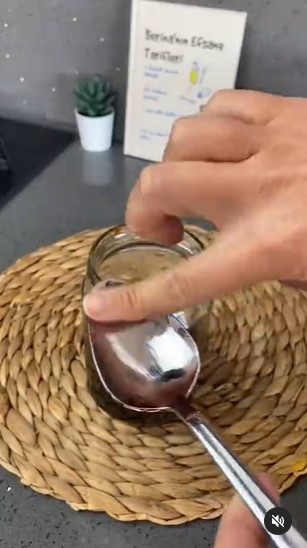 Trik menuang madu agar tidak lengket dan tersisa di sendok
