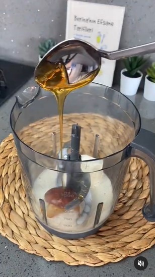 Trik menuang madu agar tidak lengket dan tersisa di sendok