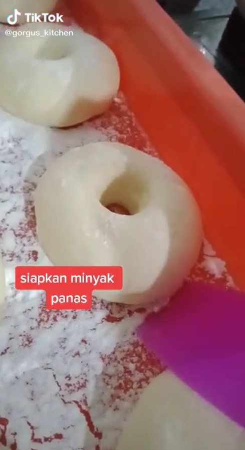 5 Cara menggoreng donat agar mengembang dan tak menyerap banyak minyak