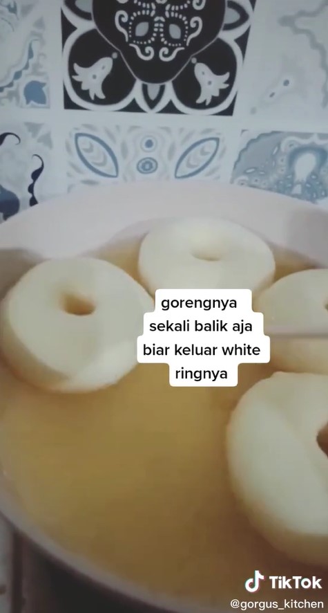 5 Cara menggoreng donat agar mengembang dan tak menyerap banyak minyak