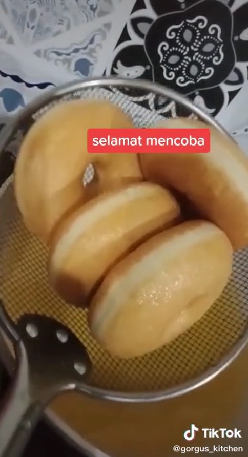 5 Cara menggoreng donat agar mengembang dan tak menyerap banyak minyak