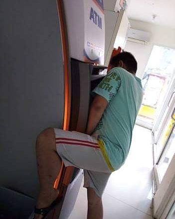 ambil duit di atm kocak © berbagai sumber