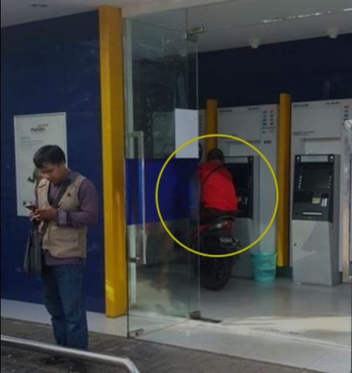 ambil duit di atm kocak © berbagai sumber