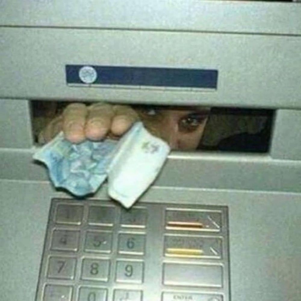 Bentar lagi gajian, ini 15 momen kocak orang ambil uang di ATM