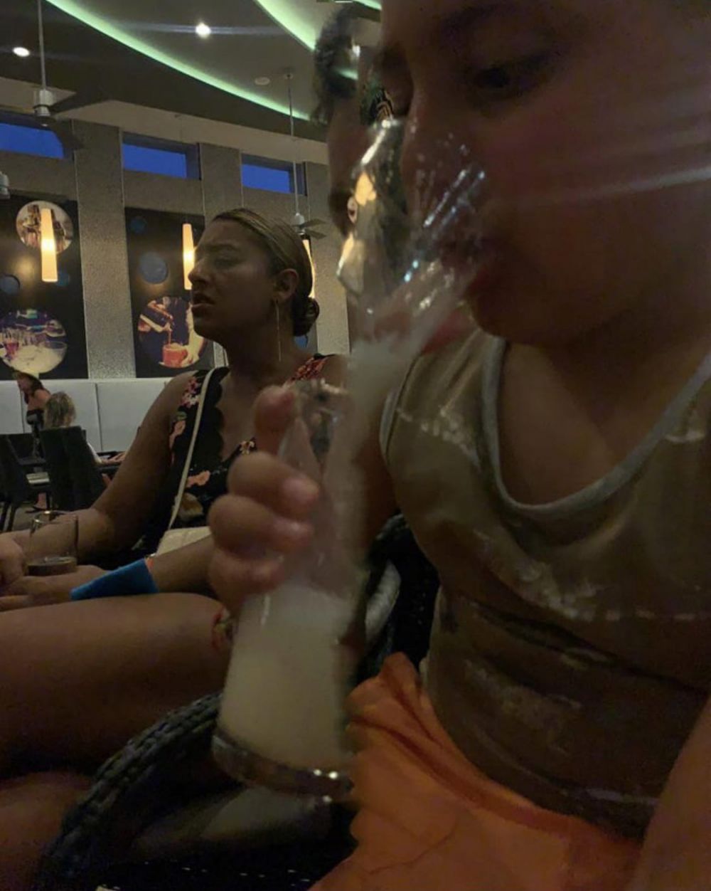 Potret apes minuman nggak sengaja tumpah Berbagai sumber