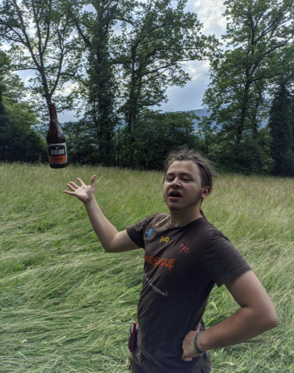 Potret apes minuman nggak sengaja tumpah Berbagai sumber