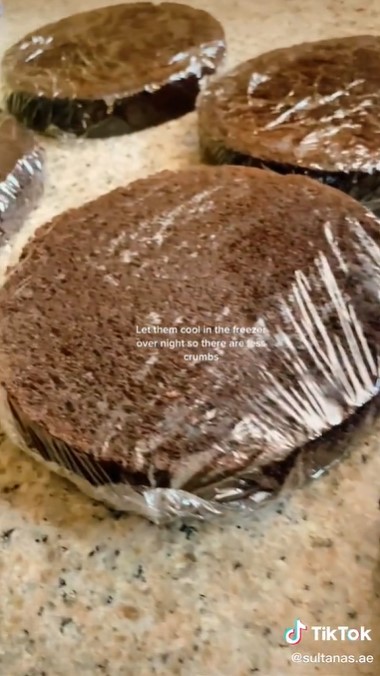 Trik simpel bikin kue ulang tahun super lembut bak buatan toko roti