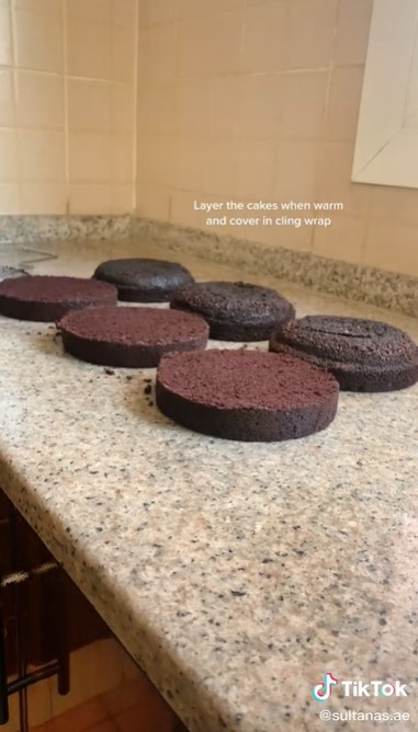 Trik simpel bikin kue ulang tahun super lembut bak buatan toko roti