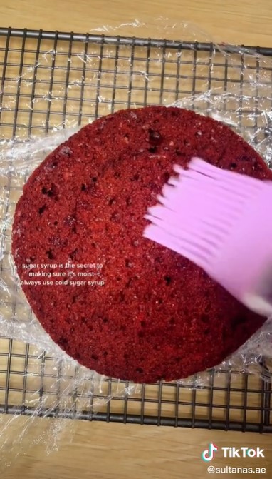 Trik simpel bikin kue ulang tahun super lembut bak buatan toko roti