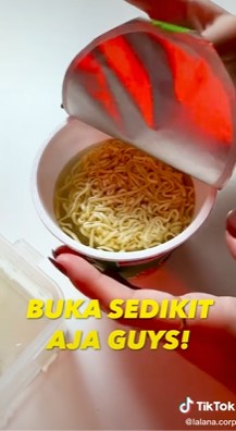 Tanpa takut tumpah, ini trik mudah meniriskan air dalam mi kemasan cup