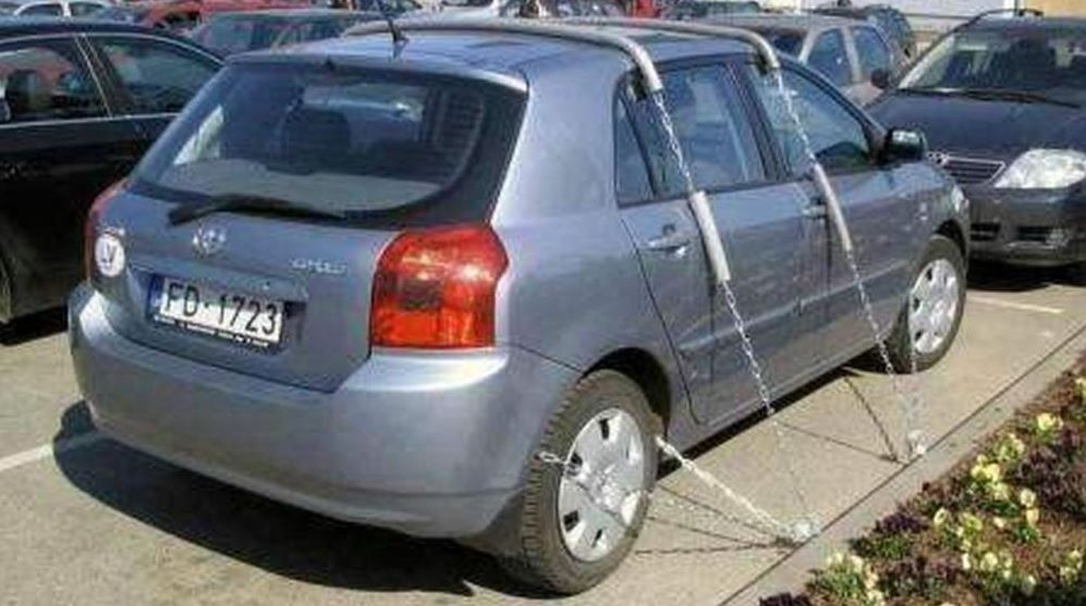 orang amankan barang supaya nggak hilang © 2022 berbagai sumber