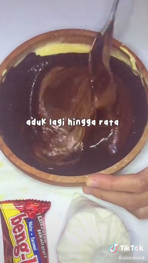 7 Cara bikin brownies teflon ala anak kos, tak perlu pakai mixer