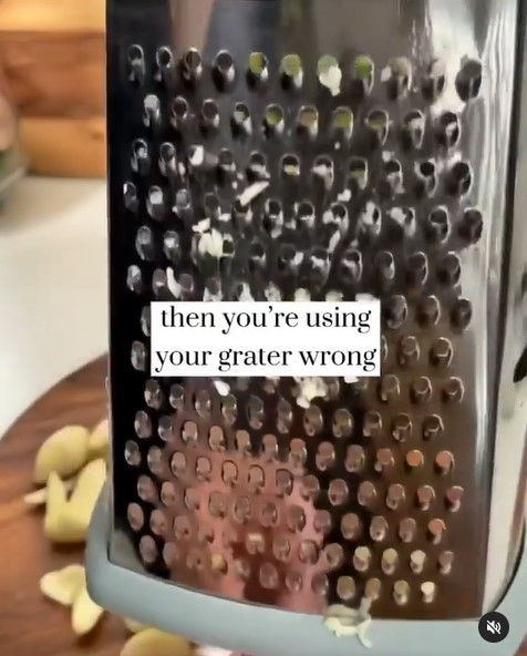 Tak perlu pisau dan blender, ini trik mudah mencincang bawang putih