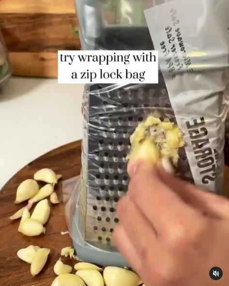 Tak perlu pisau dan blender, ini trik mudah mencincang bawang putih
