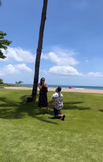 Momen Dewi Rezer dilamar kekasih © 2022 Instagram 