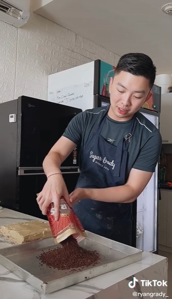 Cara menaruh meses untuk hiasan kue, praktis dan tidak berhamburan