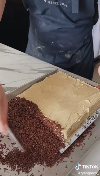 Cara menaruh meses untuk hiasan kue, praktis dan tidak berhamburan