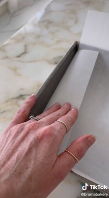 Jarang diketahui, ini trik agar baking paper di loyang tak mudah geser