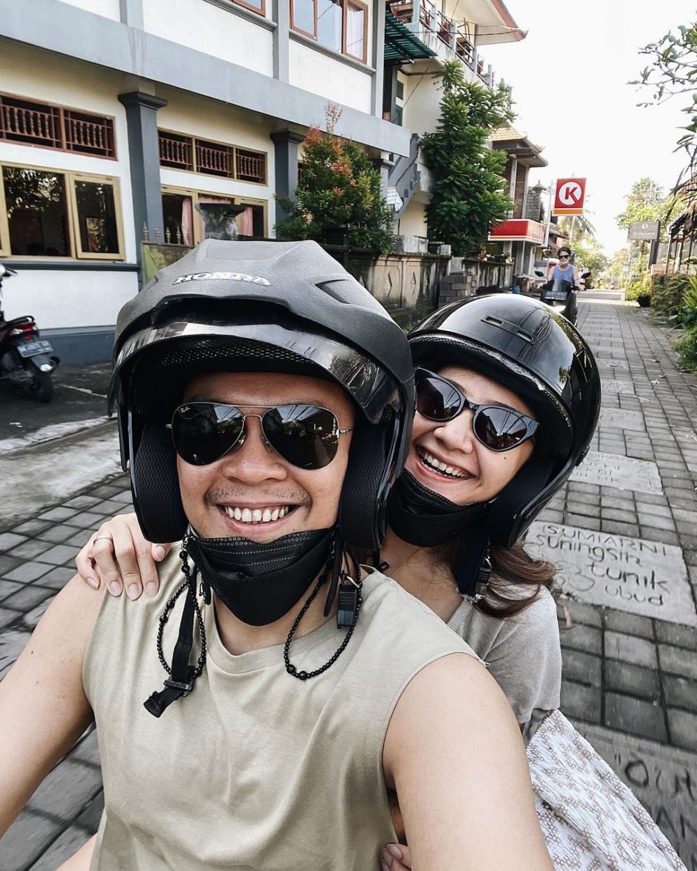 potret kenangan rio alief dan istri © instagram