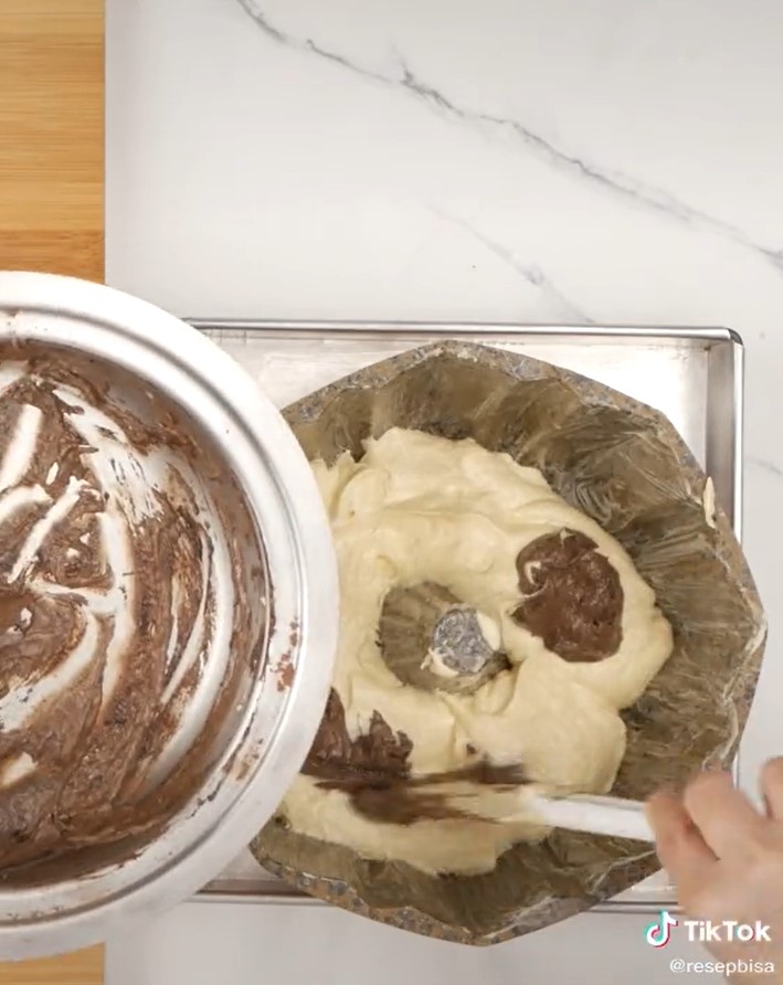 5 Cara mudah membentuk corak bagian dalam kue marmer, hasilnya cantik