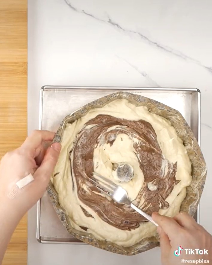 5 Cara mudah membentuk corak bagian dalam kue marmer, hasilnya cantik