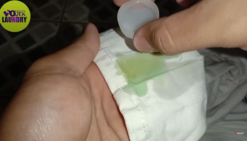 Cara hilangkan noda saus pada pakaian putih, pakai cuka makan