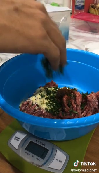 5 Cara bikin patty burger yang hasilnya gurih, juicy, dan nggak keras