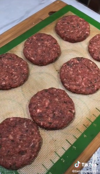 5 Cara bikin patty burger yang hasilnya gurih, juicy, dan nggak keras