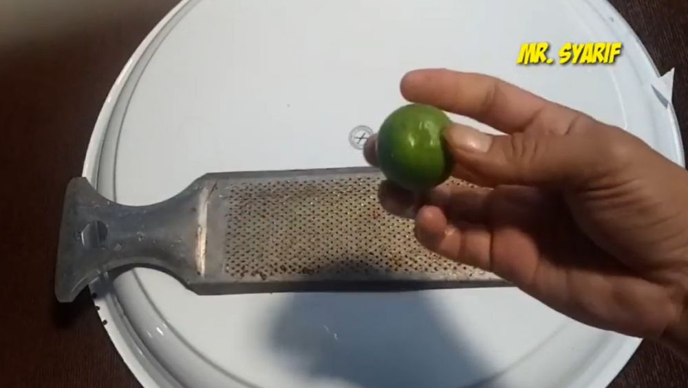 Tanpa pakai sabun, begini trik membersihkan noda kunyit di parutan