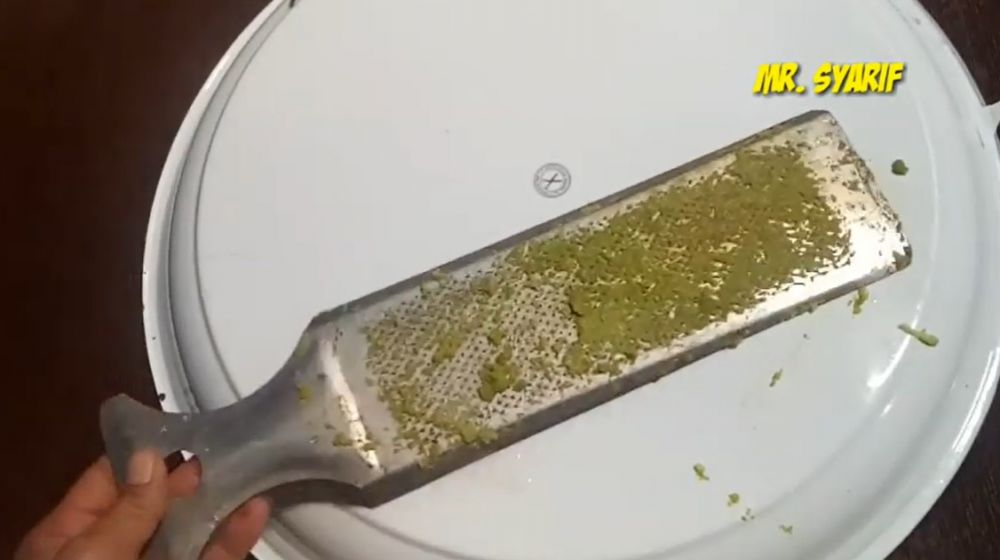 Tanpa pakai sabun, begini trik membersihkan noda kunyit di parutan