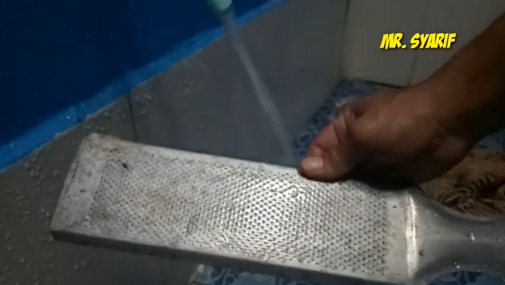 Tanpa pakai sabun, begini trik membersihkan noda kunyit di parutan