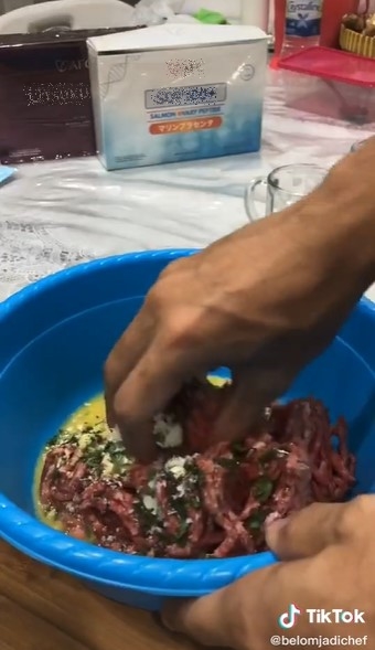 5 Cara bikin patty burger yang hasilnya gurih, juicy, dan nggak keras