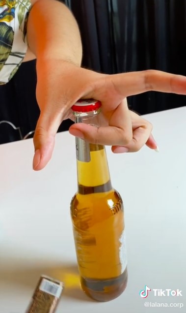 Cuma pakai korek api, ini trik membuka tutup botol kaca dengan cepat