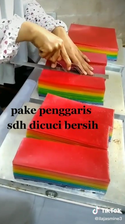 Cara potong kue lapis agar lurus dan rapi, mudah dipraktikkan