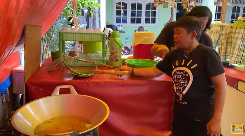 momen komedian Adul jualan pecel lele © YouTube