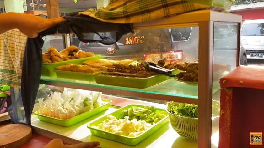 momen komedian Adul jualan pecel lele © YouTube