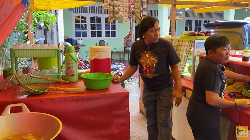 momen komedian Adul jualan pecel lele © YouTube