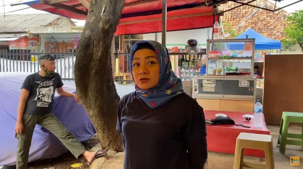 momen komedian Adul jualan pecel lele © YouTube