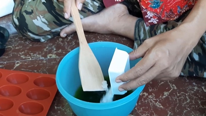 Jangan dibuang, 9 cara bikin sabun cuci piring dari minyak jelantah