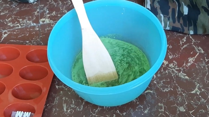 Jangan dibuang, 9 cara bikin sabun cuci piring dari minyak jelantah